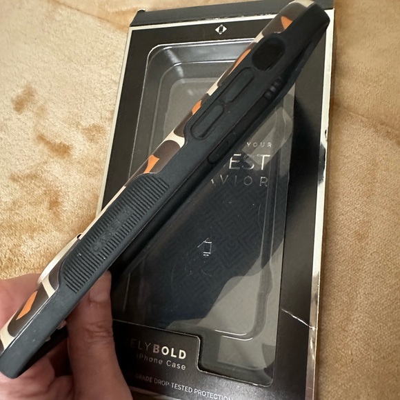 Casley “Into The Wild” Bold iPhone 11 Case - Picture 3 of 4